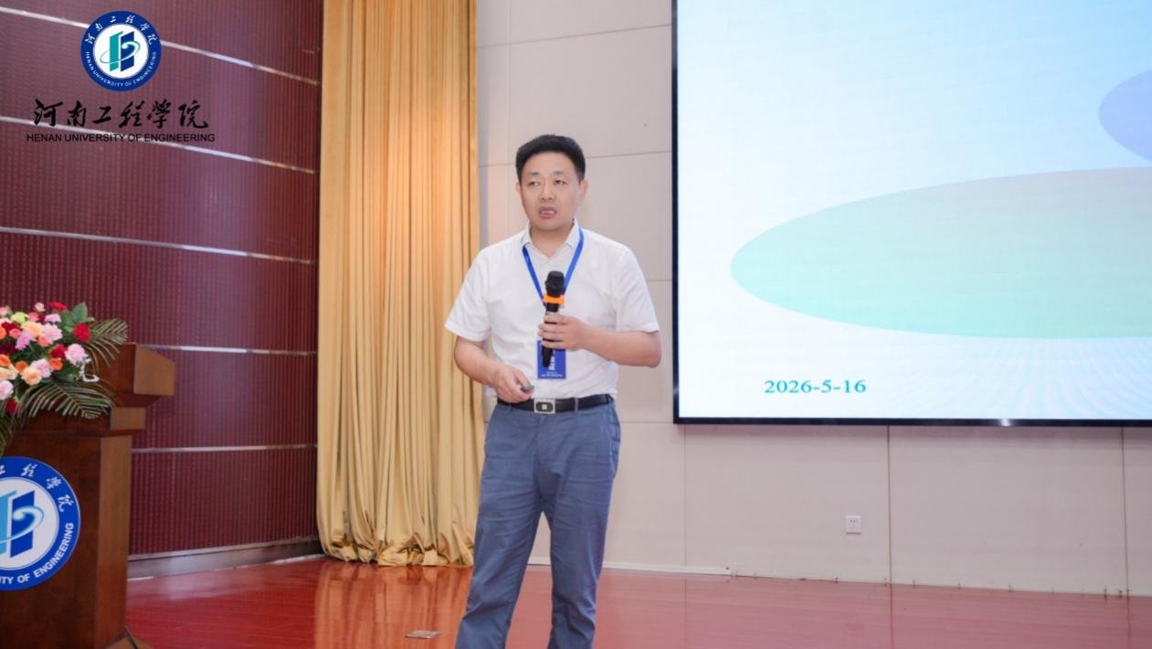 李威为主题报告专家张敦力教授和郑国洪
